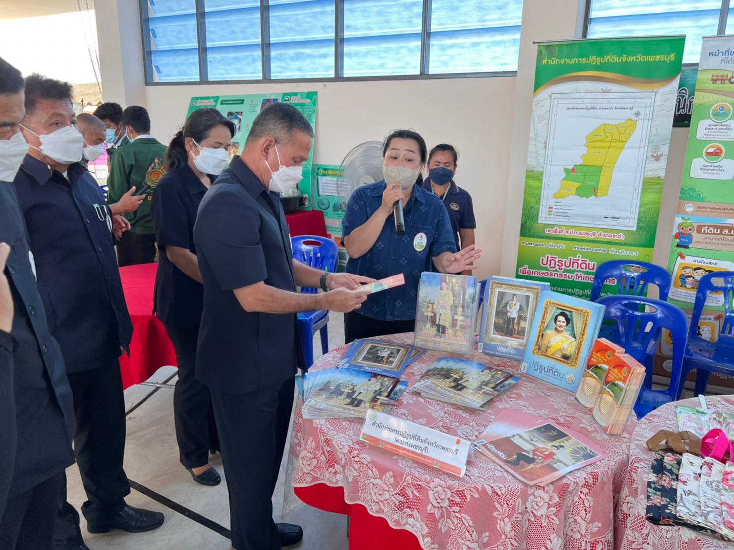 title - ส.ป.ก.เพชรบุรี ร่วมจัดกิจกรรมงานโครงการคลินิกเกษตรเคลื่อนที่ในพระราชานุเคราะห์ สมเด็จพระบรมโอรสาธิราชฯ สยามมกุฎราชกุมาร เฉลิมพระเกียรติ เนื่องในโอกาสวันเฉลิมพระชนมพรรษา 28 กรกฎาคม 2565